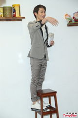 组图：阿本庆生肤色粉嫩似18 狂练肌肉欲变硬汉