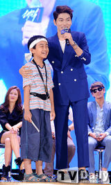 组图：金南佶孙艺珍助阵《海盗》开心不已