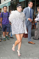 组图：Gaga羽毛装获众人护驾变鸵鸟女王