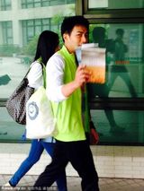 组图：刘恺威杨幂现身慈善活动 见被拍忙遮面