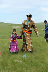 组图：大草原上的小伙伴！多多美颜姐姐似格格