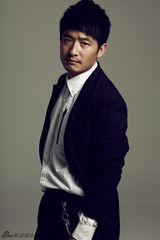 组图：郭晓冬秋日绅士写真 温暖笑容显萌叔魅力