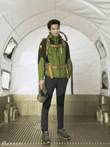 组图：金宇彬代言户外品牌 帅气秀大长腿