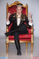 组图：潘玮柏身披5000万珠宝 为新专辑拍宣传照