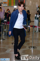 组图：池昌旭赴日办粉丝会 衬衣休闲风亮相机场