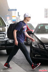 组图：平安现身机场显疲惫 不顾形象狂啃汉堡