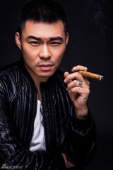 组图：王冠淇时尚写真演绎俏皮可爱硬汉