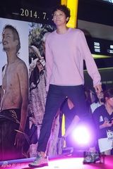 组图：韩星河智苑出席试映会 短裙露粗腿