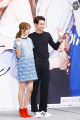 组图：孔孝真带伤上阵携赵寅成宣传新剧