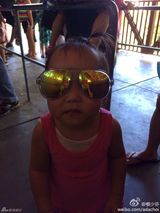 组图：蔡少芬带娃出游 两女穿粉衣扎小辫可爱