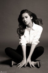 组图：颖儿曝光影黑白写真 知性女神范十足