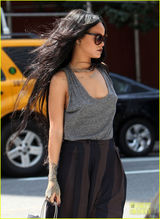 组图：不露不舒服星人 蕾哈娜真空出街坦荡凸点