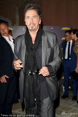 组图：阿尔帕西诺获基金奖 牵小40岁女友亮相