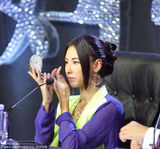 组图：张柏芝爱美对镜补妆 获两男助理轮番伺候