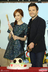 组图：西城男孩尚恩容颜不老 王心凌送足球蛋糕