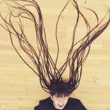 组图：小彩旗清纯演剧版静秋 素颜排练发辫独特