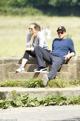 组图：“钢铁侠”全家出游 单车带娃变三轮车