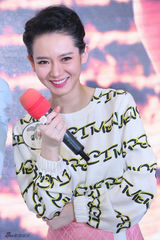 组图：戚薇发写真《爱战》 不惧男友李承铉吃醋