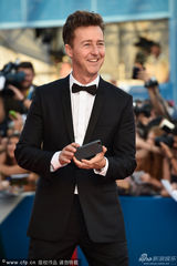 组图：威尼斯开幕红毯 演员爱德华-诺顿玩自拍