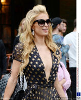 组图：想秀得有料！帕丽斯-希尔顿深V装出街露飞机场