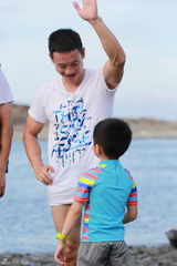 组图：林志颖与老爸同受冲浪惩罚 杨威大秀身材