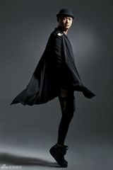 组图：包贝尔颠覆自我 严肃玩转黑暗风