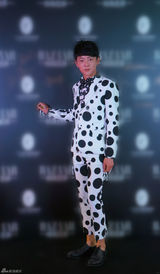 组图：张皓然波点装亮相慈善巡展 显修长身材