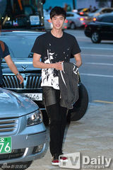 组图：《异乡人》杀青 李钟硕短发显憔悴