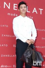 组图：韩星申敏儿朴韩星清新亮相笑容甜