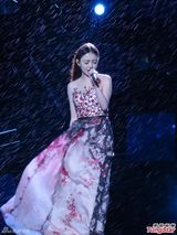 组图：汪小敏亮相民歌节 穿露肩长裙暴雨中献唱