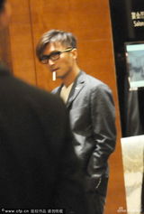 组图：谢霆锋叼木棒似解烟瘾 手插口袋目光呆滞