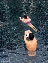 组图：张家辉耐心教Angela游泳 小妞认真可爱