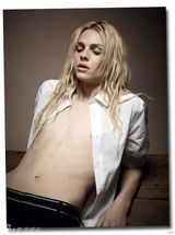 组图：最美男模宣布变性 时尚大片雌雄同体