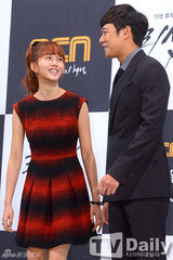 组图：韩星金素贤出席发布会 展清纯可爱