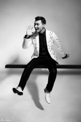 组图：贺刚黑白系写真曝光 灵动热情活力四射