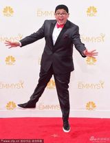 组图：童星里克-罗德里格兹亮相艾美红毯