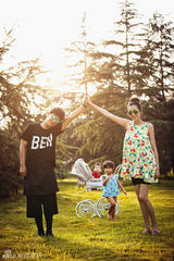 组图：陈浩民儿子满周岁曝全家福 娇妻大肚抢镜