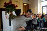 组图：李亚鹏提前庆生心情佳 幸福收花合影同事