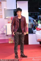 组图：Jerry c耍酷走星光 皮衣马靴亮眼