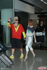 组图：玉置浩二携妻子抵港 期待演唱会