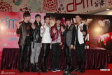 组图：韩国组合2PM抵港 击掌会与歌迷同乐