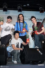 组图：曹格欲捐演唱会收入 不怕与萧敬腾比较