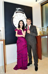 组图：董璇红裙站台典雅大展淑媛风范