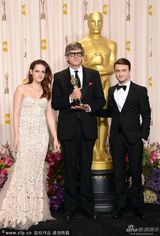 组图：奥斯卡后台-斯图尔特与里克卡特合影