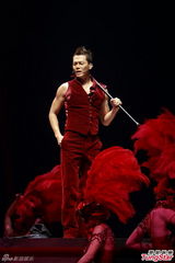 组图：古惑仔五子开唱显本色 伊健小春示爱太太