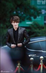 组图：金在中红毯脱衣吐舌逗粉丝 获奖感谢自己