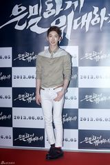 组图：裴勇俊捧场韩片首映 金贤重宋仲基齐亮相