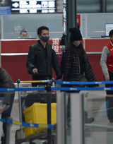 冯绍峰携倪妮度假后回京 恩爱不输老搭档杨幂