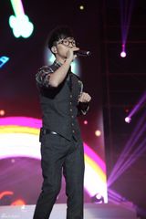 组图：快男南京开唱 粉丝给华晨宇送喜糖