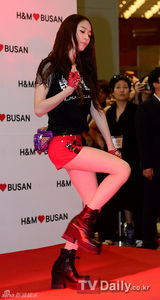 组图：韩星f(x)SEVEN等亮相名品开业派对